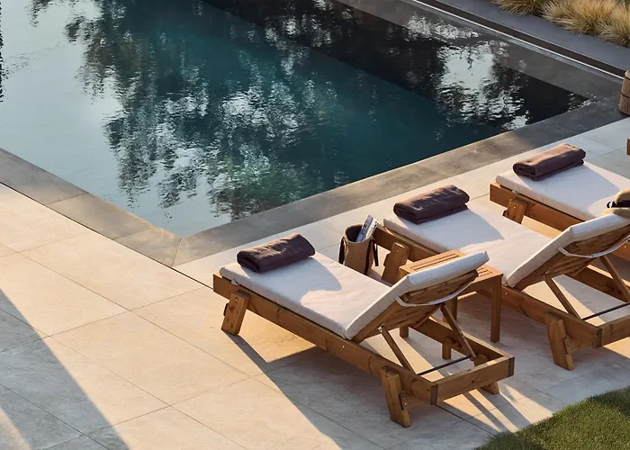 别墅 Nomia Villa, With Pool, Gym & Walk To The Beach, By Thinkvilla *